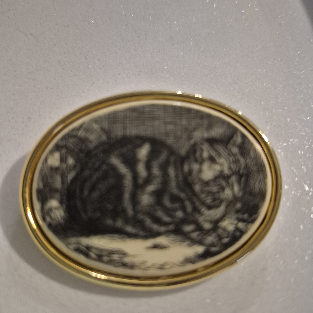 Elegant Gold and Black Scremshaw Cat Brooch .